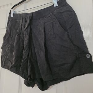 Lululemon Shorts Womens 6 Tencel Pleated Relaxed &Go Keepsake Lounge Black Faded